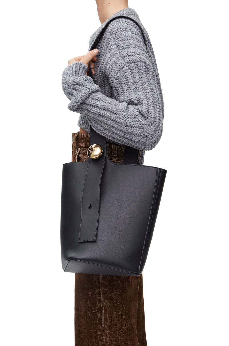 Sac "Pebble Bucket en cuir de veau doux Noir/ Or" LOEWE