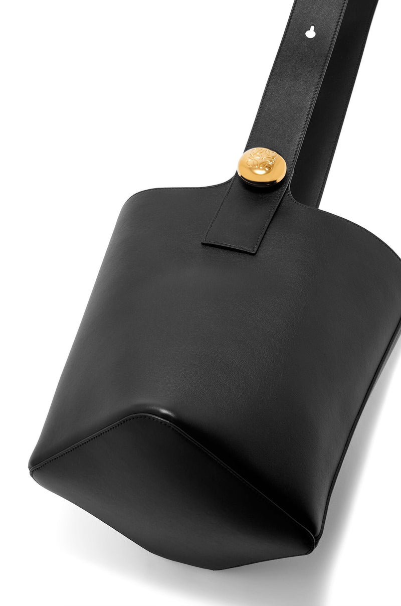 "Pebble Bucket in soft veal leather Black/ Gold "loewe