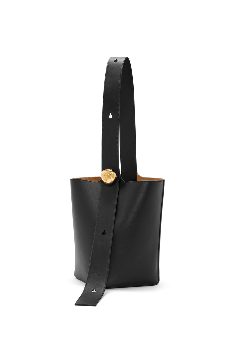 "Pebble Bucket in soft veal leather Black/ Gold "loewe