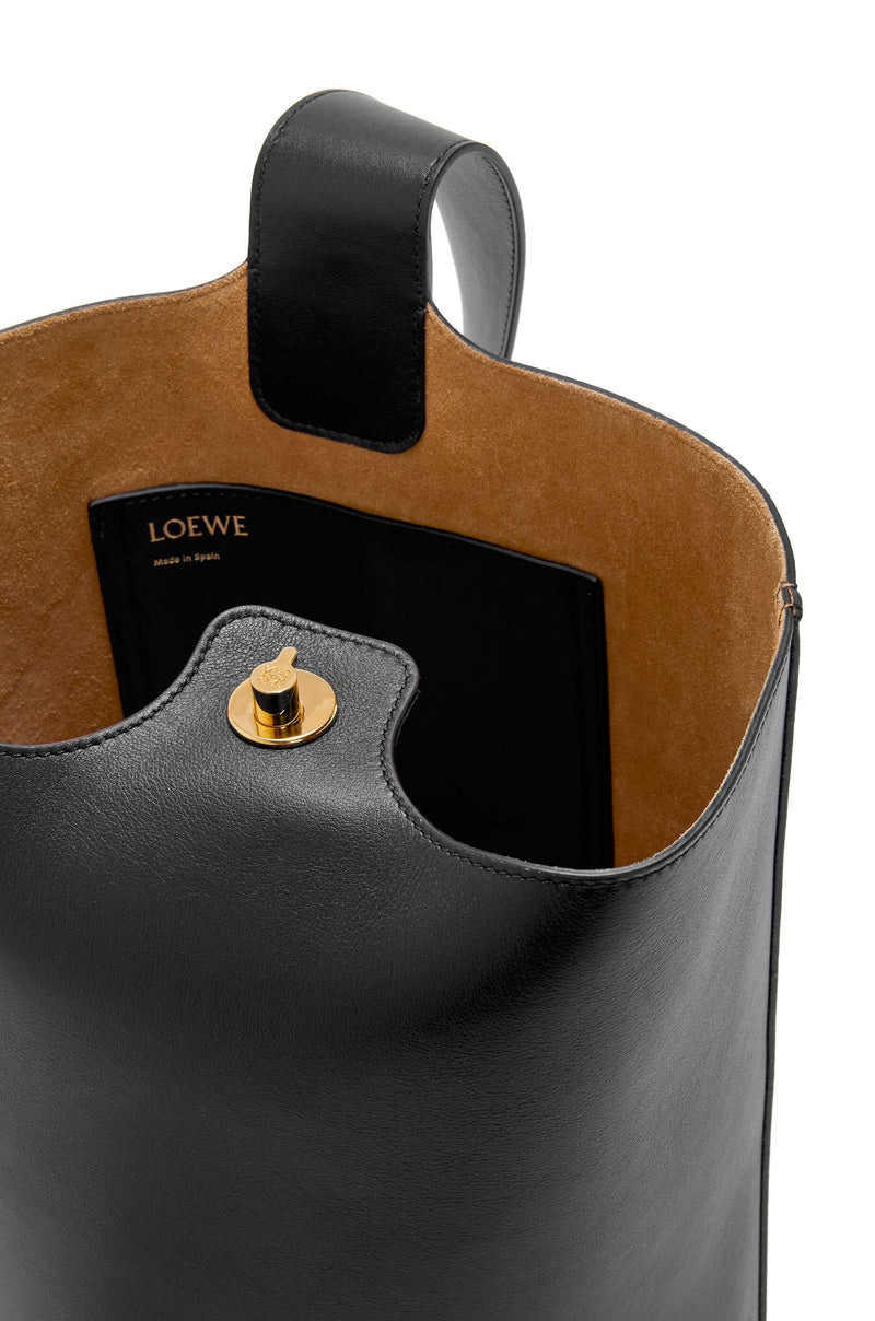 "Pebble Bucket in soft veal leather Black/ Gold "loewe