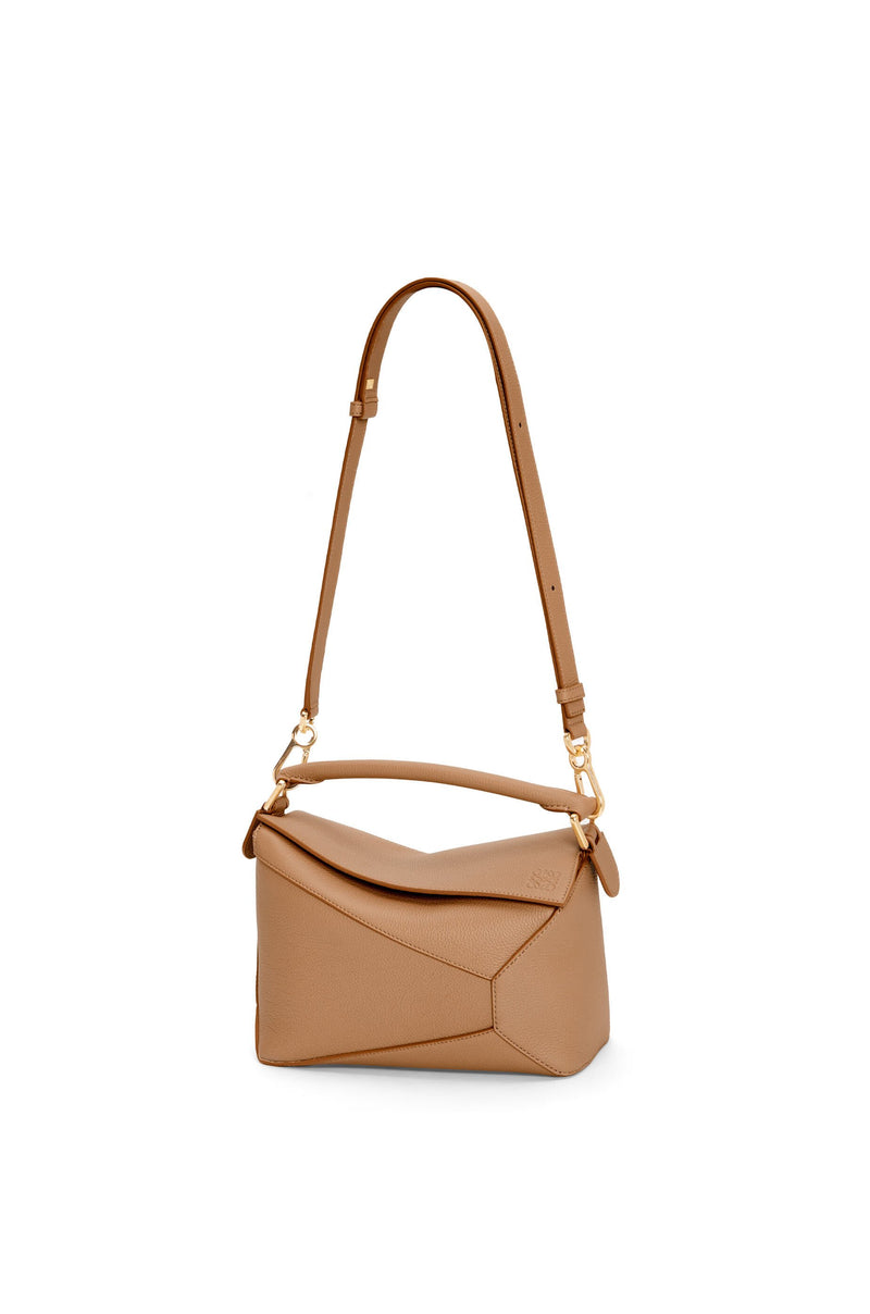 Sac "Petit sac Puzzle Edge en cuir de veau grainé souple Toffee" LOEWE