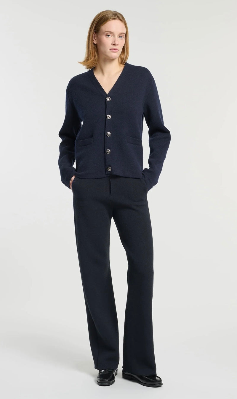 Cardigan col V en cachemire et laine marine  “Barrie X Mackintosh”