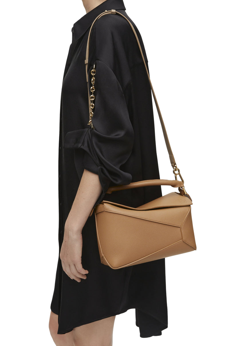 Sac "Petit sac Puzzle Edge en cuir de veau grainé souple Toffee" LOEWE