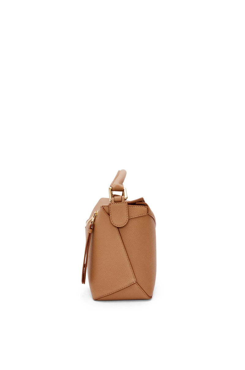 Sac "Petit sac Puzzle Edge en cuir de veau grainé souple Toffee" LOEWE