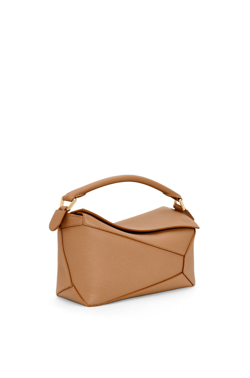 Sac "Petit sac Puzzle Edge en cuir de veau grainé souple Toffee" LOEWE